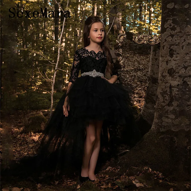 Nieuwe Black Hi-lo Half Mouwen Meisjes Pageant Gown met Trein Kant Applicaties V Terug Stijl Kids Verjaardag Jurk met Steentjes Sash Nieuwe Black Hi-lo Half Mouwen Meisjes Pageant Gown met Trein Kant Applicaties V Terug Stijl Kids Verjaardag Jurk met Steentjes Sash