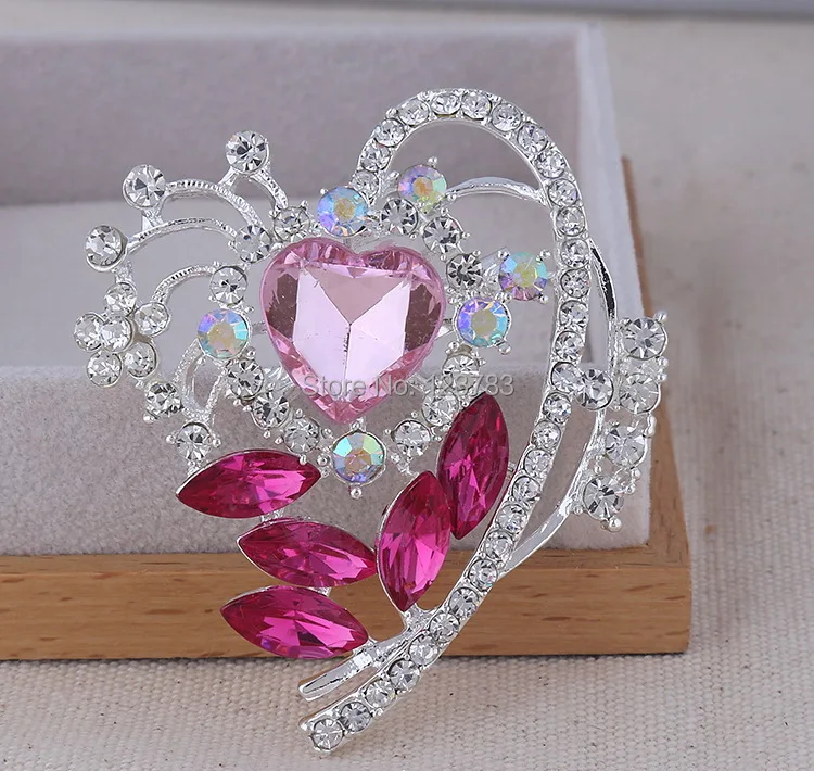 

2017 New Fashion Delicate Rhinestone Brooch Glass Heart Corsage Personality Multicolor Hollow Out Corsage Pin Cape Buckle Female