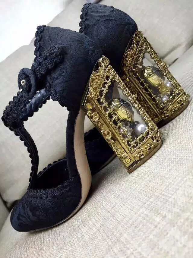 

Moraima Snc Metal fretwork heel wedding shoes Crystal inside the high thick heel T-shaped buckle strap lace decor pumps women