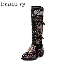 Этнический тренд; высокие сапоги до колена с вышивкой; женские зимние высокие сапоги с острым носком и пряжкой на низком каблуке