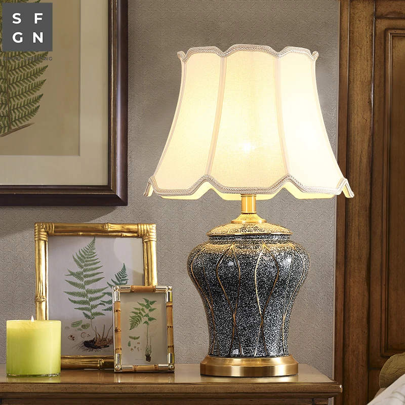 Медная настольная лампа для гостиной, керамическая лампа Jingdezhen, роскошная прикроватная лампа для спальни, украшенная светодиодными лампами