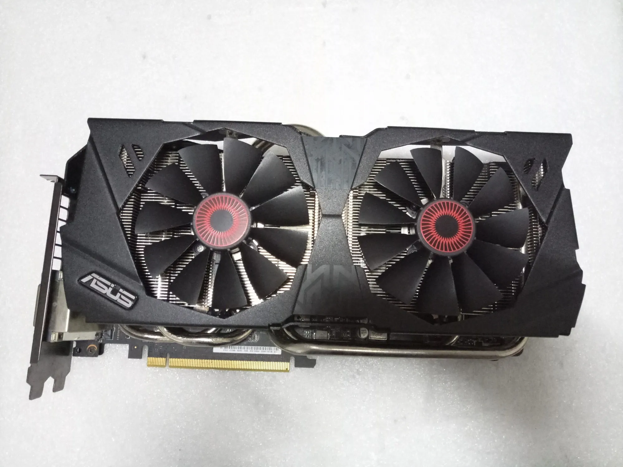 ASUS использовала оригинальную графику гонки GTX980 4G D5