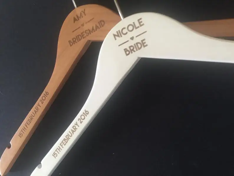 Изготовленный на заказ в виде жениха и невесты имя, Дата платье вешалка Персонализированные Свадебная вечеринка, платье подружки невесты, вешалка для пальто деревянная вешалка вечерние поставки
