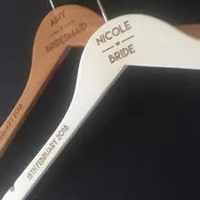 Изготовленный на заказ в виде жениха и невесты имя, Дата платье вешалка Персонализированные Свадебная вечеринка, платье подружки невесты, вешалка для пальто деревянная вешалка вечерние поставки