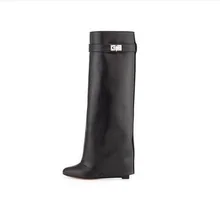 Пикантные Акула Блокировка сапоги до колена на танкетке Сапоги и ботинки для девочек оказалось-за ремень высокие зимние сапоги Женские, кожа черного цвета Клин Сапоги и ботинки для девочек большой размер 10