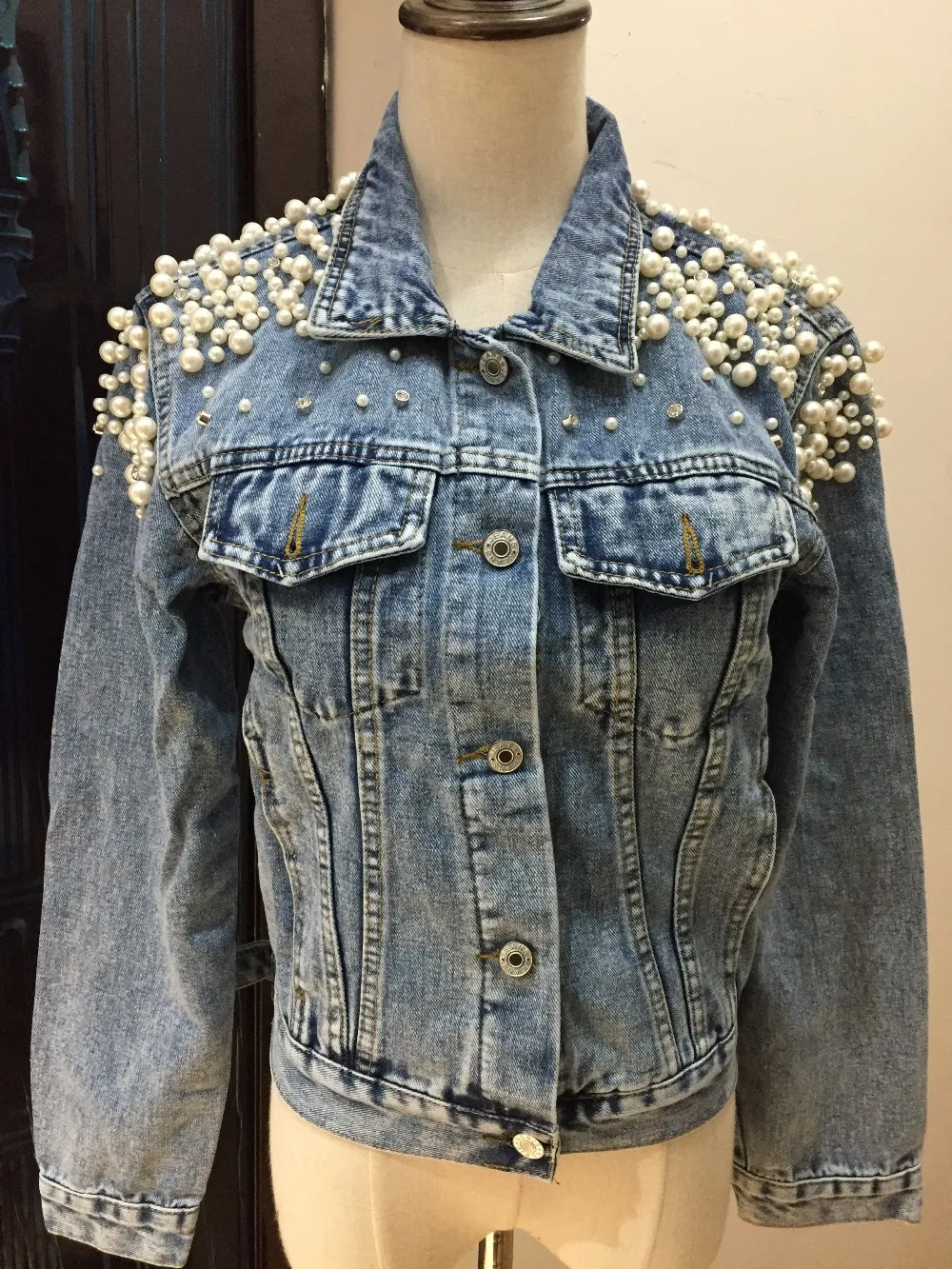 Весенне-осенняя модная короткая джинсовая куртка с отложным воротником и жемчужинами для женщин, приталенная джинсовая куртка с рукавом три четверти