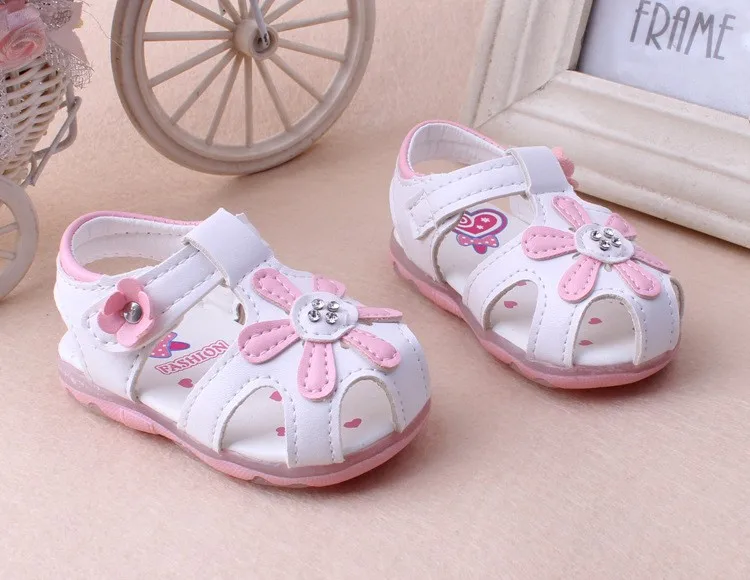 От 0 до 24 месяцев детская светящаяся обувь сандалии для девочек с цветами мягкая подошва обувь для новорожденных светящиеся Мокасины Первые ходунки