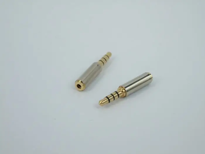 

Metal 3.5mm to 2.5mm Audio Converter Adapter plug in the Headphone Switch