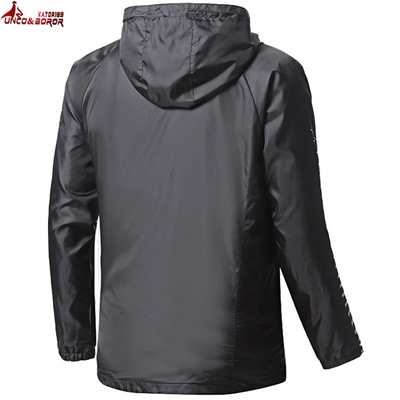 UNCO و BOROR 2018 الصيف جديد الرجال سترة واقية المطبوعة شريط الربيع الرياضية سترة أزياء عارضة الرجال رقيقة جاكيتات معطف مقنع