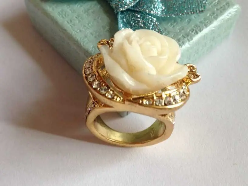

18k Rose gold gp Crystal beautiful Flower Ring Size: 6-9