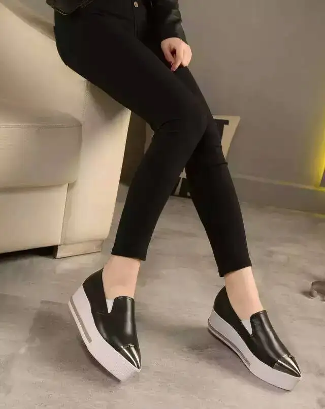 

2017 Hot Style Summer Leather Casual Flat Bottom Pointed Metal Muffled Thick Bottom Casual Women Shoes