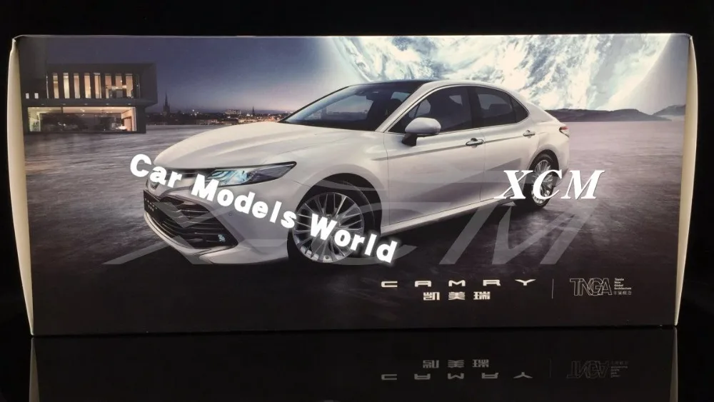 Модель литая автомобиля для 8 го поколения Camry 2018 1:18 (белый) + небольшой