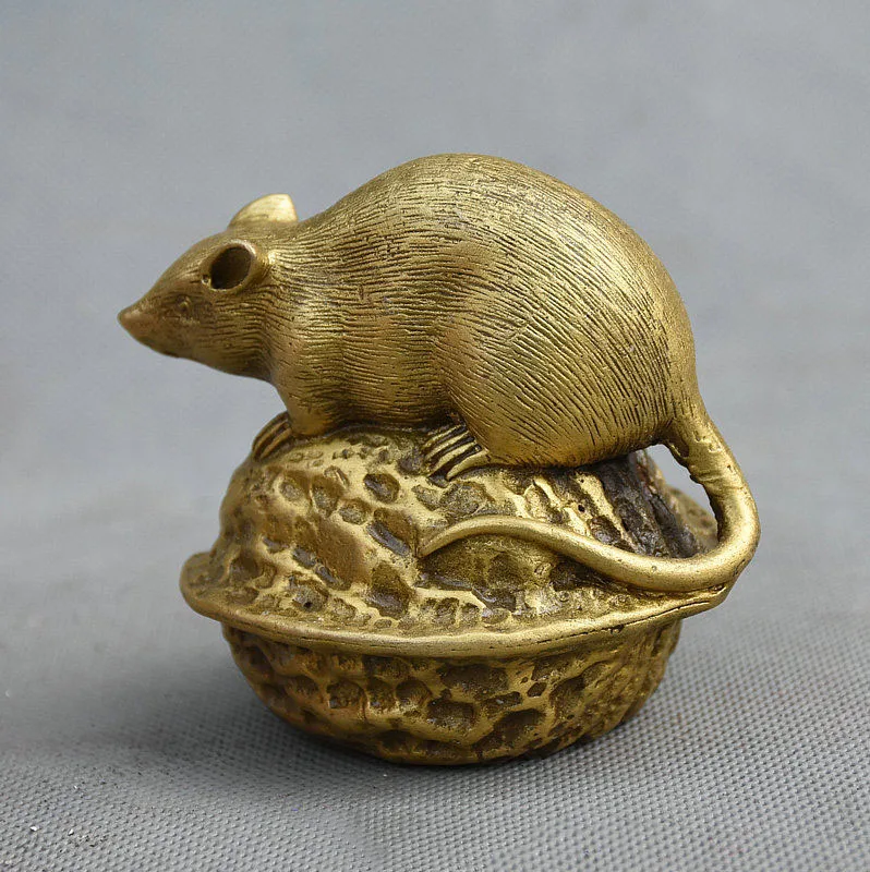 Китайская фэн-шуй Чистая медь латунь счастливый Зодиак животных мышь на грецком орехе статуя
