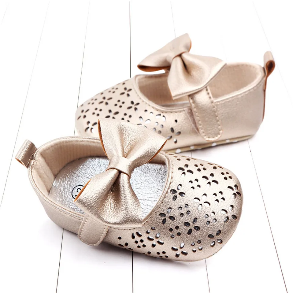 Первые ходунки для маленьких девочек, летняя нескользящая обувь принцессы с мягкой подошвой для девочек, обувь для малышей с бантом и отверстиями, обувь для малышей 0-18 месяцев