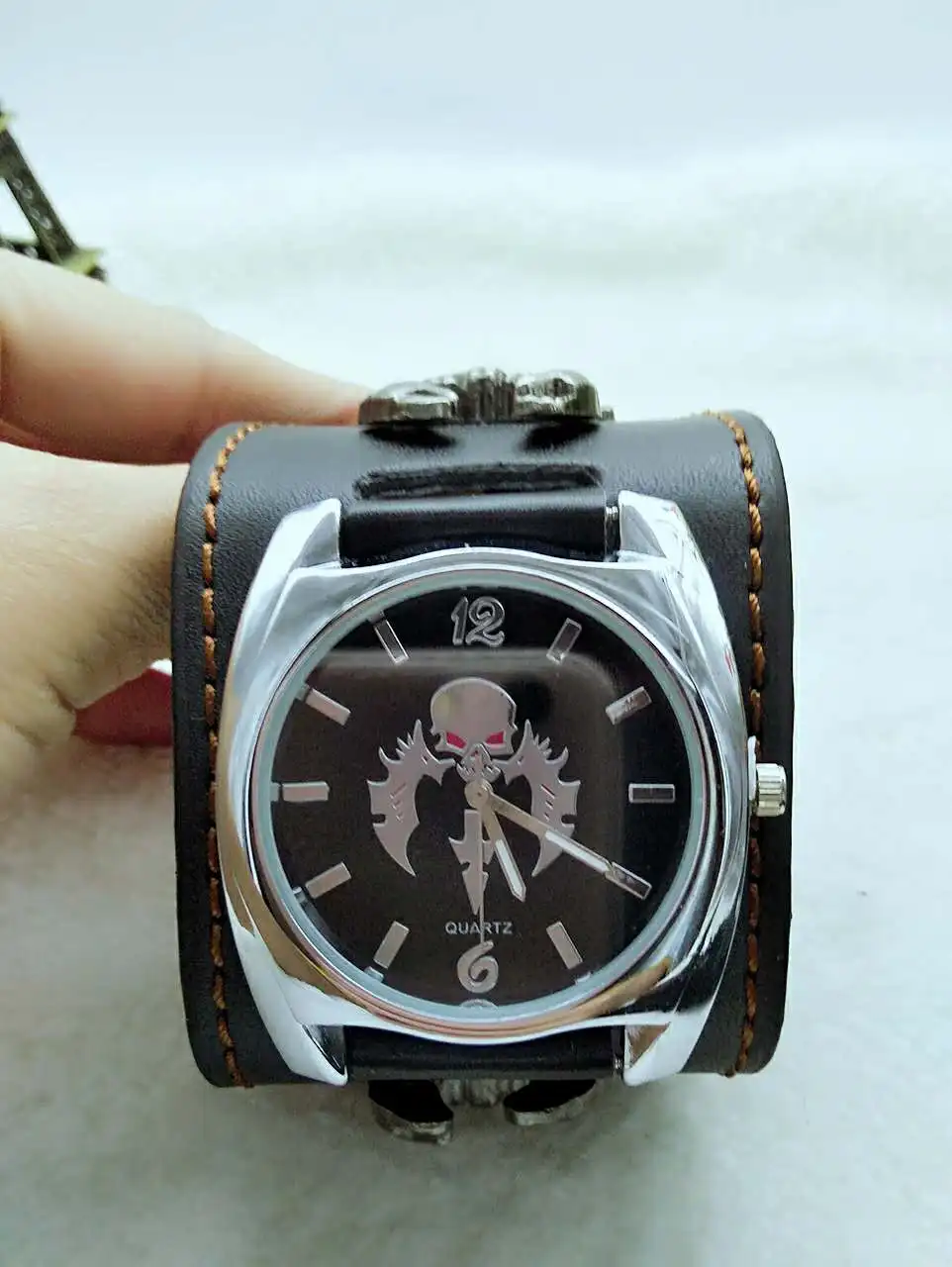 

New Men Women Gothic Style Cool Metal Hollow Leather Strap Skull Quartz Watches Fashion Punk Trendy Cosplay Relogio Masculino