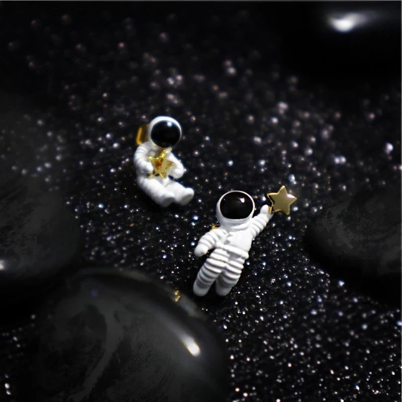 New Korean Cute Asymmetric Pentagram Space Astronauts Clip on Earrings No Pierced for Women Girl Fashion Ladies White Ear Clips ear clip earrings clip earrings ear clip ear accessories