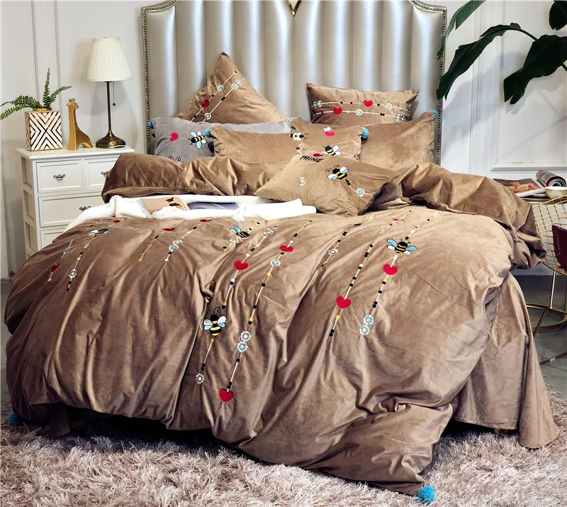 

Winter Fleece Velvet Cute Bee Bedding Set Warm Flannel Embroidery fuzzy balls Quilt Cover Sheet Pillowcase Queen King size 4/6/7