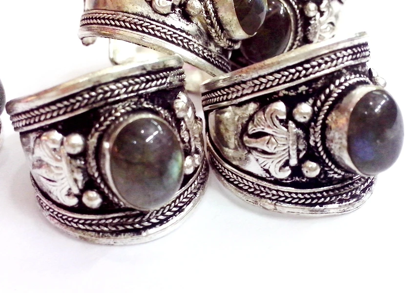 

10pcs / lot Excellent Old Tibet Silver wide rings black colors Moonstone Stone Ring Adjustable Gift , 10 rings Labradorite