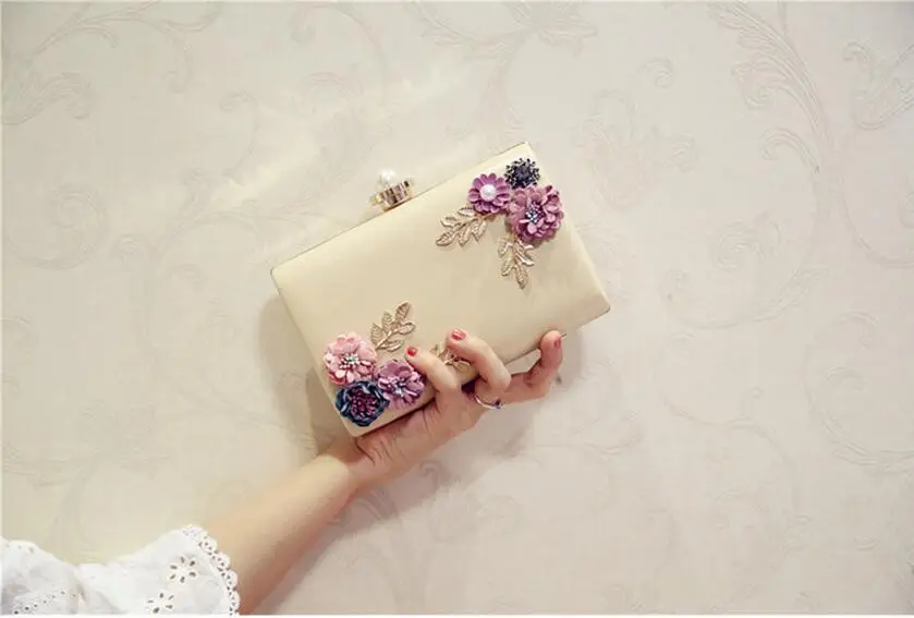 2023 High Quality Women Handmade Flowers Evening Bags Mini Wedding Dinner Bags Luxury Clutch Purse With 2 Chains