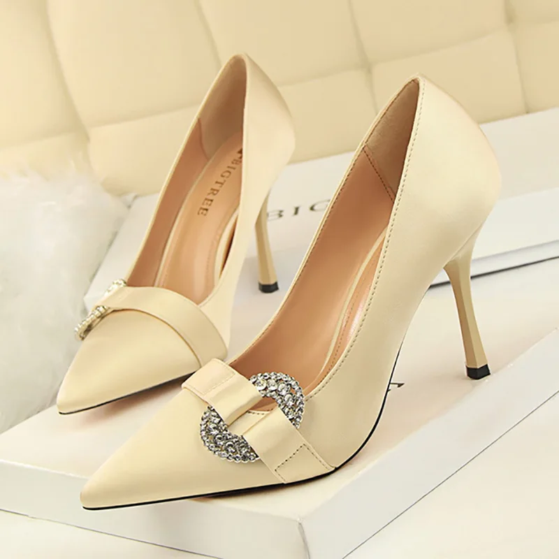 Hauts Chaussures Stylet rouge Mariage Cristal 2019 Rouge Classique De Nouveau vin Mode Sandales Talons Soie or Femmes pourpre Pompes En argent Noir Printemps wzq6Xgv