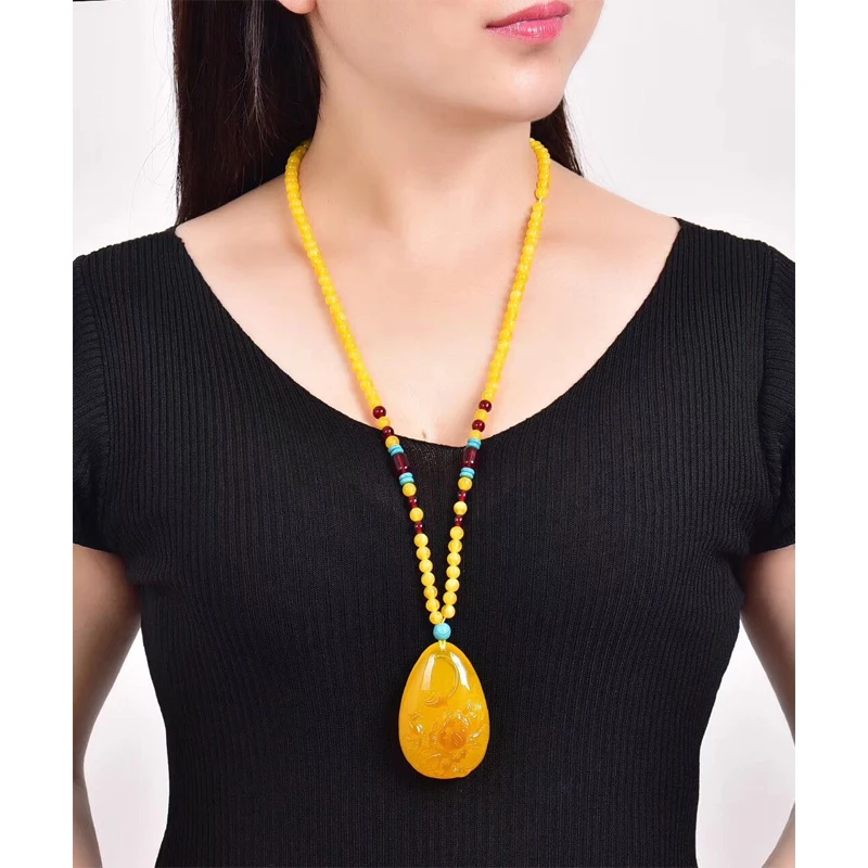 

The chicken oil yellow honey wax pendant happy eyebrow tip sweater chain amber qiao color pendant necklace.