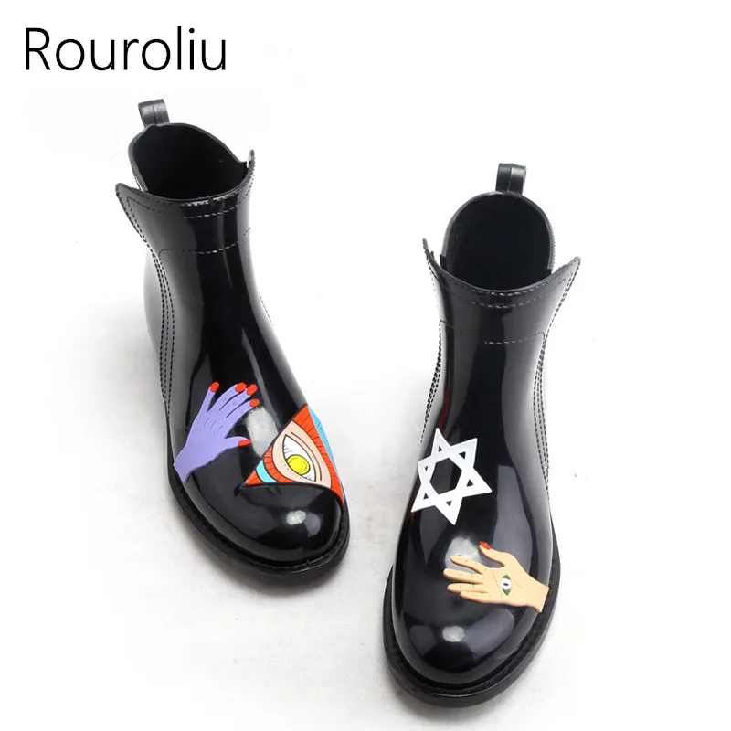Prix Rouroliu Chaude Graffiti PVC Cheville Pluie Bottes Femmes Plat Talons Imperméables Chaussures D eau Femme Bottes En Caoutchouc TR199