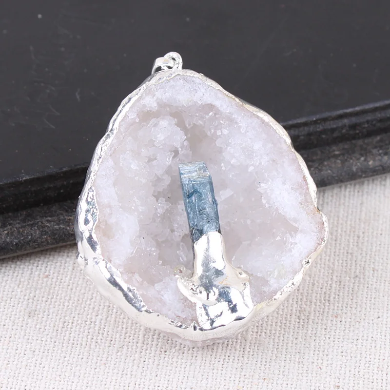 7768565095_1851703848