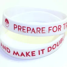 Изготовленный на заказ Белый силиконовый прошивка с красным текстовым принтом 100 шт/партия 202x12x2 мм 1 Цвет Распечатать собственный логотип резиновые силиконовые браслеты