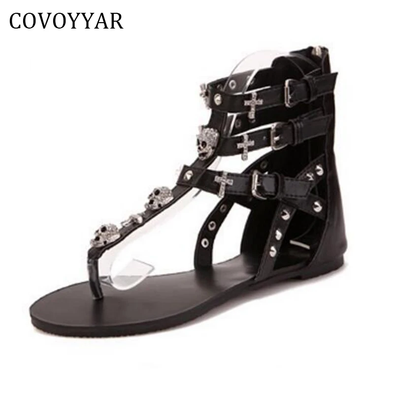 preço COVOYYAR 2018 Rebites Mulheres Sandálias Gladiador Crânio Flip Flops Praia Verão Planas Mulheres Negras Sapatos de Senhora Plus Size 40 WSS738