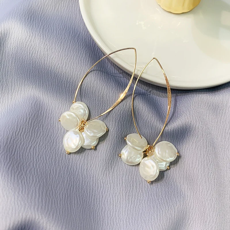 

2019 new brand design U-shaped ear hook flower piece earrings generous minimalist temperament earrings gift for women.