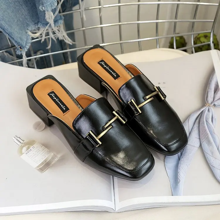 Женские шлепанцы известного европейского бренда; шлепанцы без задника с металлической пряжкой; женские сандалии на танкетке с квадратным носком на среднем толстом каблуке - Цвет: Черный