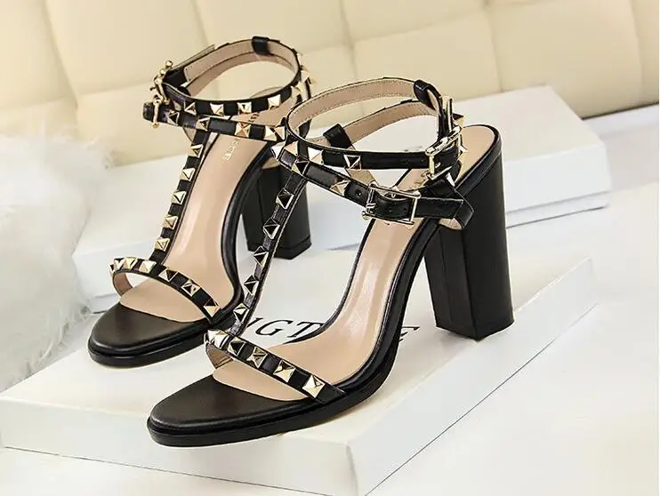 

2018 New Women's Fashion High Heels Thick With Sexy Nightclub Metal Studded Sandals Roman Shoes