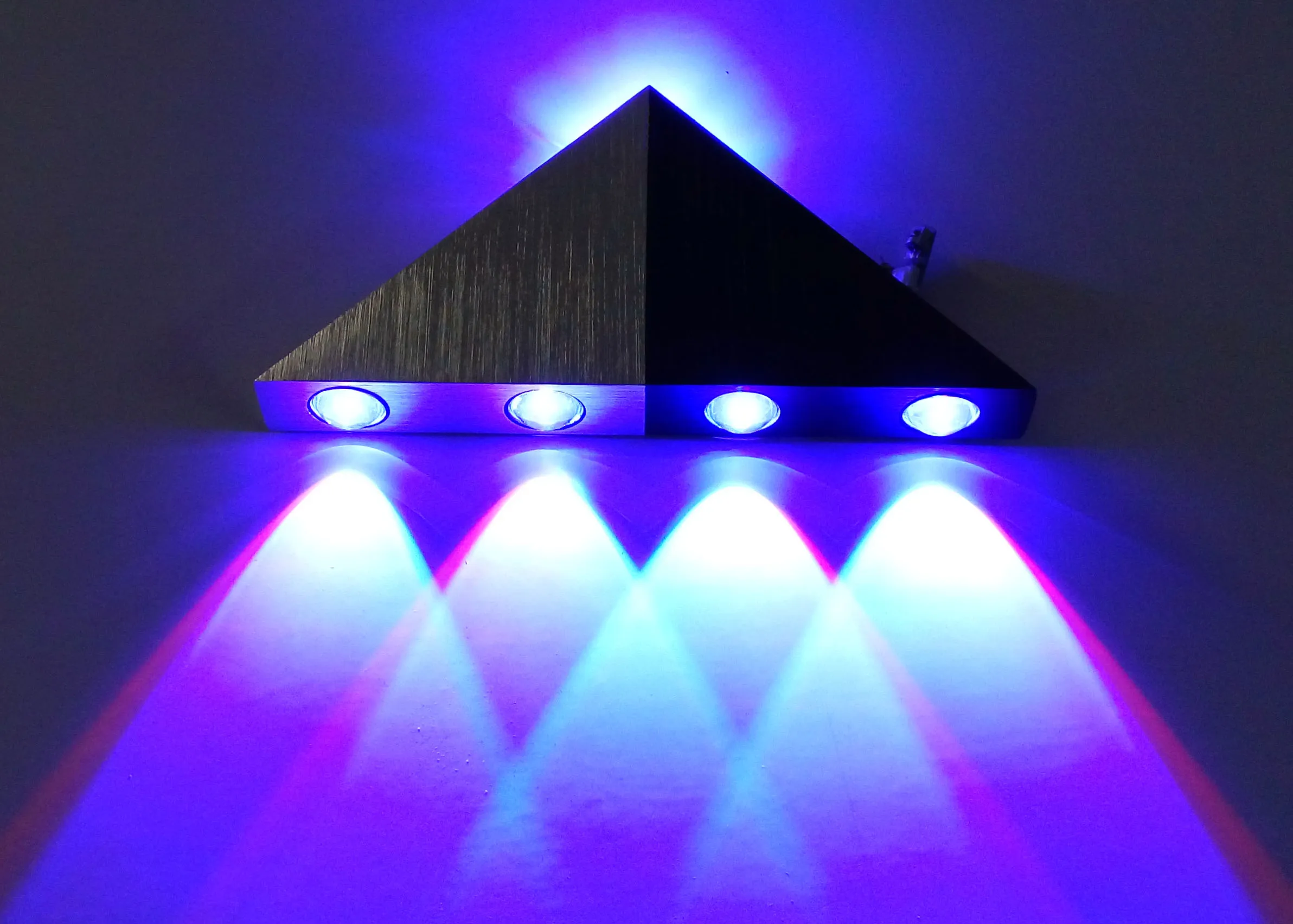 Алюминиевая треугольная светодиодная настенная лампа разноцветный RGB