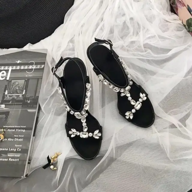 Роскошные босоножки с кристаллами; летняя пикантная обувь на высоком каблуке с Т-образным ремешком и открытым носком; атласные туфли для женщин - Цвет: Черный