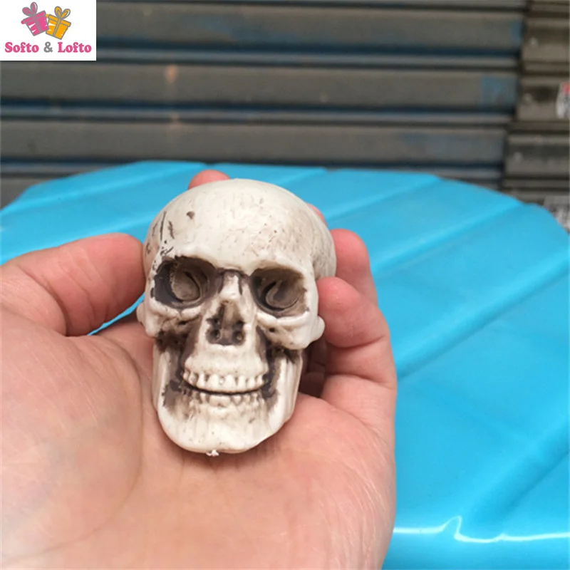 

Free shipping 2pcs/lot Scary Mini Skeleton Head Figure Toys Prank Joke Punk Haunted Ghost House decoration Halloween party gifts