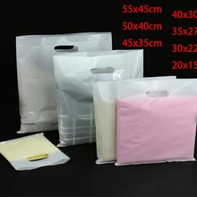 50 шт./лот, белые пластиковые пакеты с индивидуальным логотипом с ручкой, белая сумка для покупок для одежды, индивидуальный логотип(минимальный заказ 500 шт