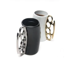 Kreative Faust Tasse Keramik Schwarz Weiß Kaffeetassen Mit Messing Knuckles Griff Milch Tee Porzellan Tassen Lustige Kurze Neue Jahr geschenk