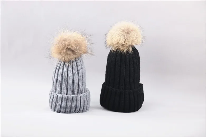 Мода года; русская зима; теплая шапка для мамы и детей и маленьких девочек и мальчиков; зимняя вязаная шапка; шапка для всей семьи; верхняя одежда