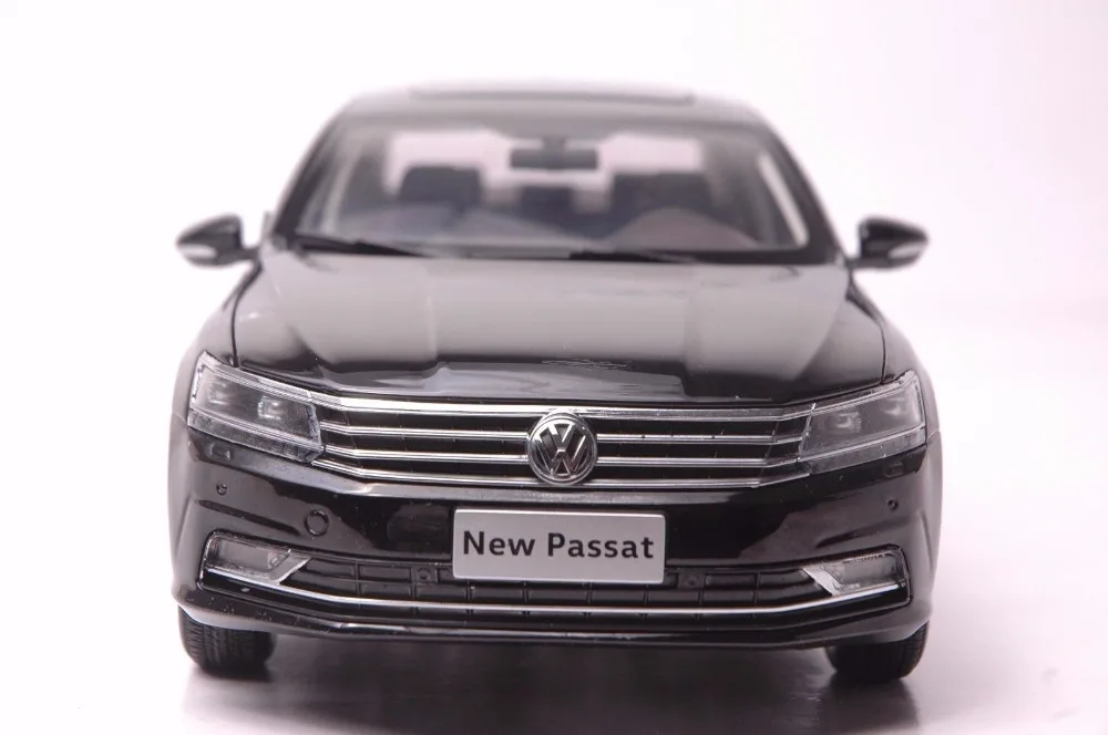 Volkswagen Passat 2016 car model in scale 118 (1)