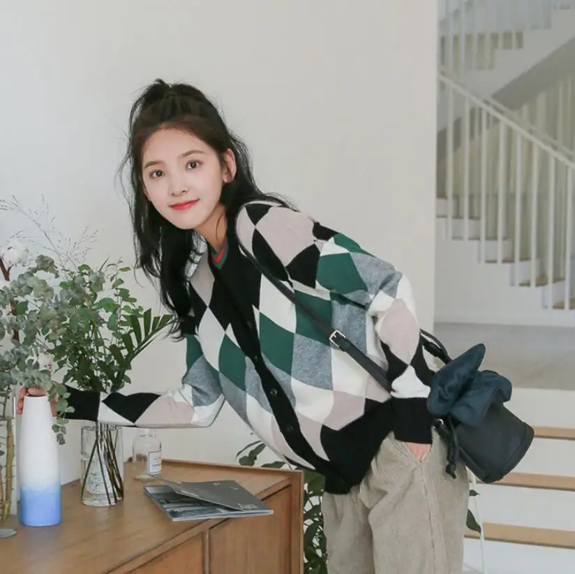 

Autumn and winter new contrast color diamond geometric pattern cardigan wild slim sweater