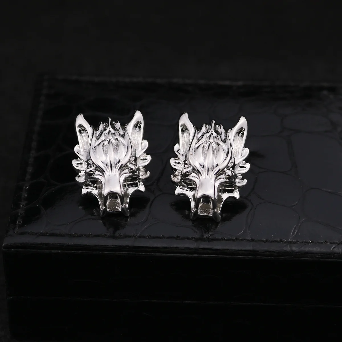 Personality Fashion Alloy Wolf Brooch Pin Clothing Shirt Collar Lapel Pins Metal Long Chain Tassel Brooches Gift for Men Jewelry - Окраска металла: Silver pair