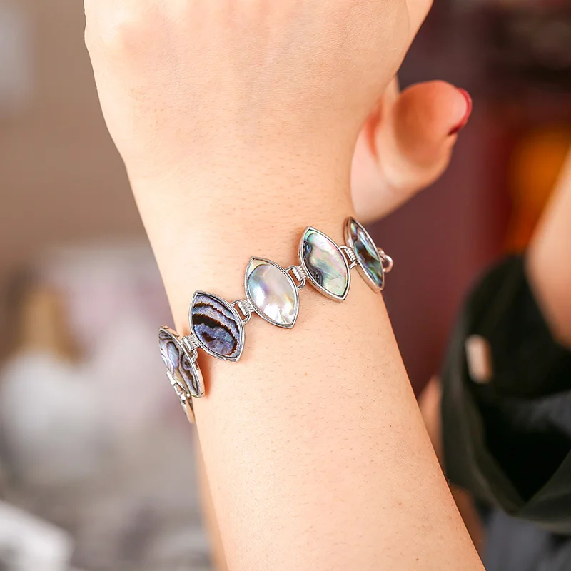 

Natural abalone shell pendant versatile simple autumn and winter luxury atmosphere personality Send mom a gift genuine