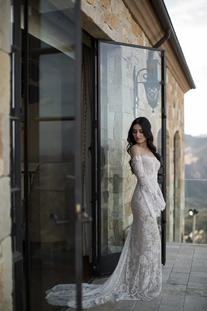 we-cant-decide-which-we-love-more-the-elegant-opulence-or-epic-views-in-this-malibu-rocky-oaks-wedding-katrina-jayne-14-700x1050