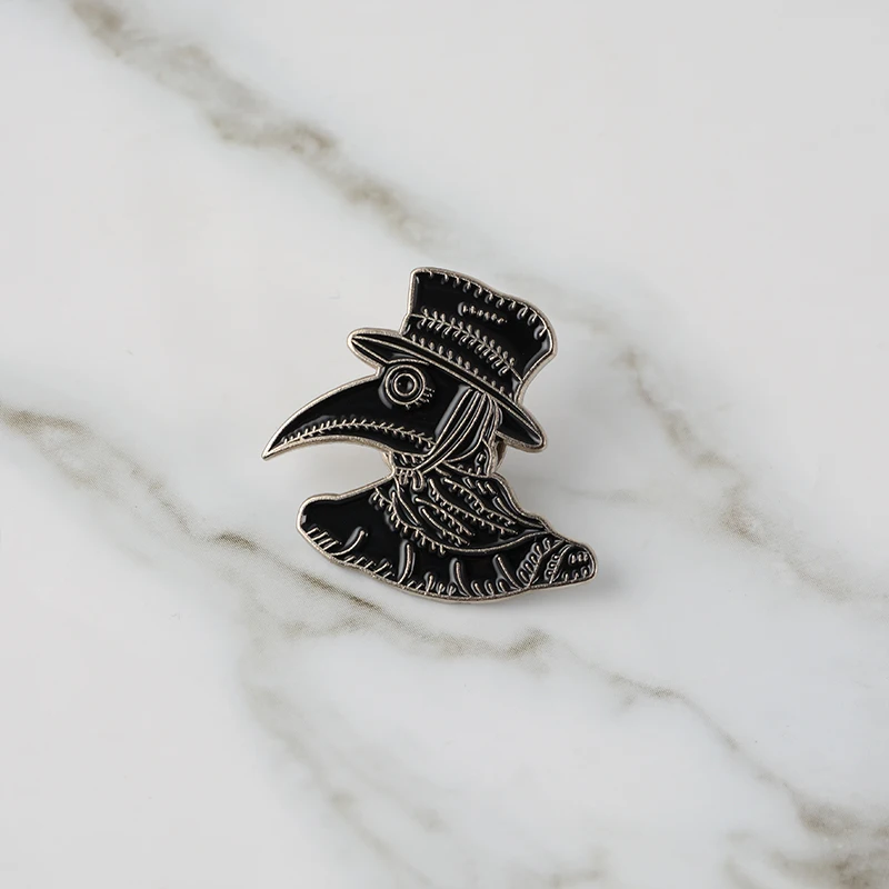 

The Plague Doctor Mask Brooch Death Horror Bird Mask Enamel Lapel Pin Dark Gothic Punk Badges Brooches for women men Jewelry