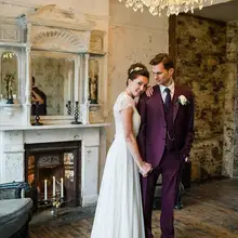 Уменьшают подходящую на заказ свадебный костюм, Бургундия ну вечеринку церемония дружки подходит мужчины смокинг( куртка+ брюки+ галстук+ жилет) жених костюм