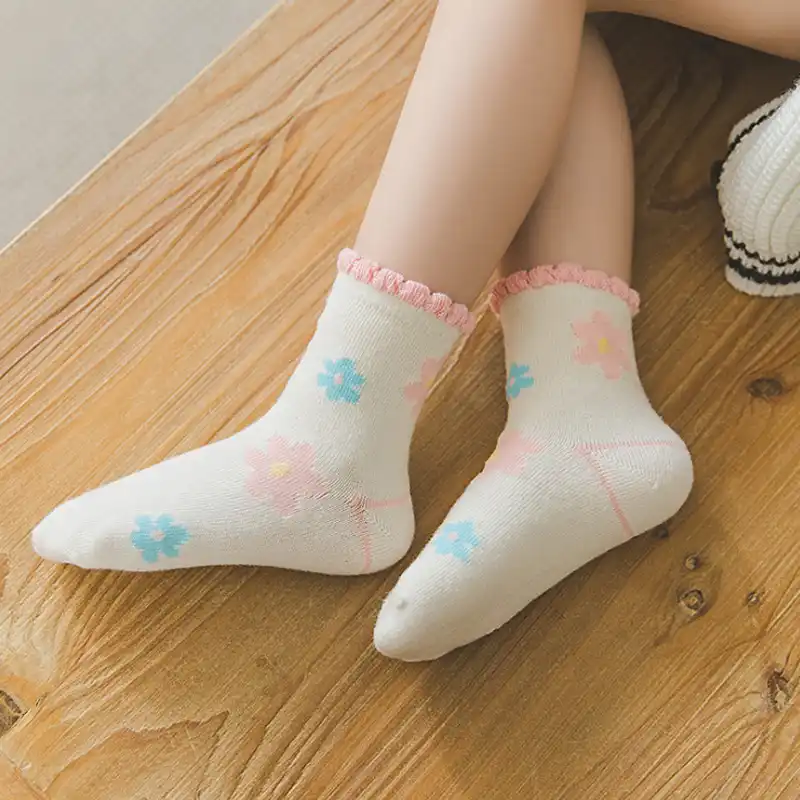 White socks girl. Цветочные носки. Socks для девочек. Носки для девочек 5 лет. Girl in White Socks Kids.