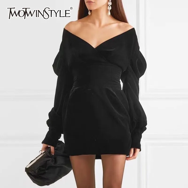 Baratos TWOTWINSTYLE fuera del hombro vestido de terciopelo para fiesta mujeres Puff manga larga negro Mini vestidos femeninos grandes tamaños Sexy moda Otoño 2019