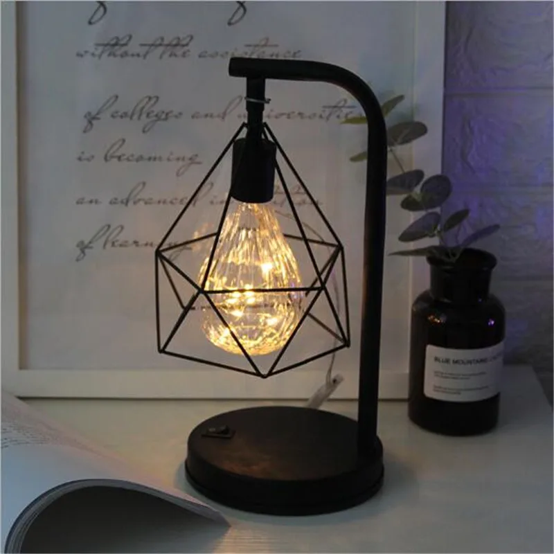 Günstige Retro Eisen Kunst Minimalistischen Tisch Lampe AA Batterie Hohlen Diamant Form Lesen Lampe Vintage NightLamp Für Schlafzimmer Nacht Beleuchtung