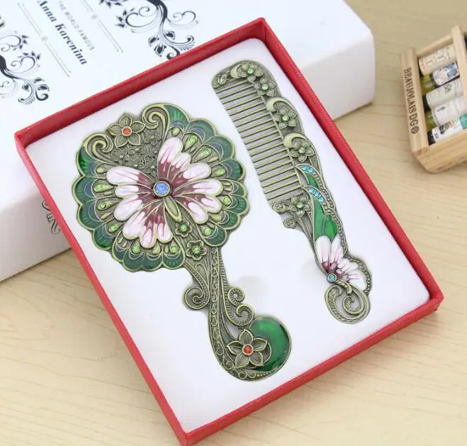 

Classic Retro Vintage Butterfly Makeup Mirror Compact Cosmetic Held Hand Mirror with Hair Comb