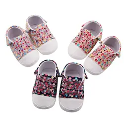 Обувь для маленьких девочек; белые кружевные туфли на мягкой подошве с цветочным рисунком; прогулочная детская обувь для девочек;